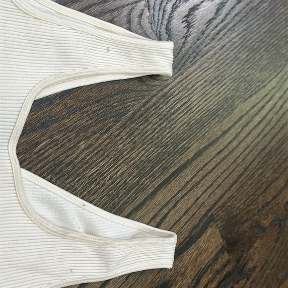 Dynamic Ribbed V Neck Tank - Picture 3 of 4